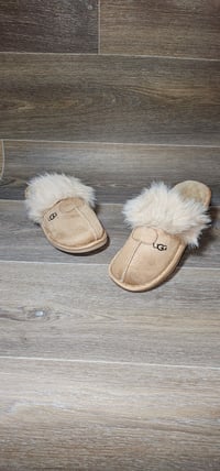 Image 2 of Womens GG slippers