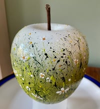 Image 1 of 'Daisy Field' ceramic apple