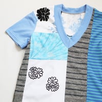 Image 2 of blues petals courtneycourtney adult size m/l medium large vneck short sleeve tee tshirt top