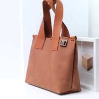 Image 4 of Bag 019 in vintage light reddish brown