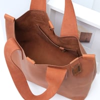 Image 5 of Bag 019 in vintage light reddish brown