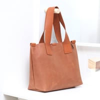 Image 2 of Bag 019 in vintage light reddish brown