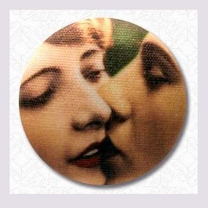 Image of Bouton the lovers kiss