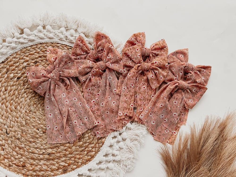 Image of RTS DAINTY MAUVE LONG TAIL BLOOMIE BOW