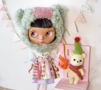 Image 2 of Nineteen Zero Six Friends and Fools exclusive - Curly faux fur hat - Green