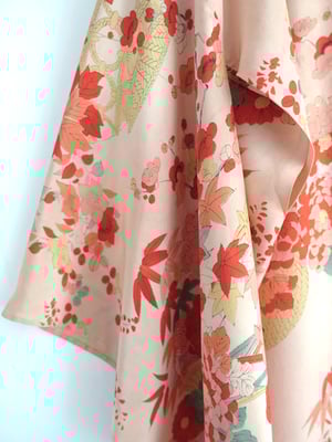 Image of Silke kimono dame i lys peach m. løv og røde blomster / 'Too Fairy..'