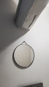 Miroir de barbier rond.