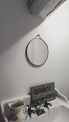 Miroir de barbier rond.