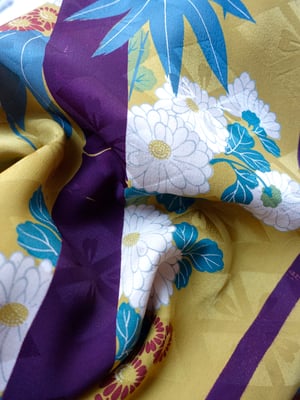 Image of Kimono dame af guliggrøn silke med lilla striber og lotusblomster