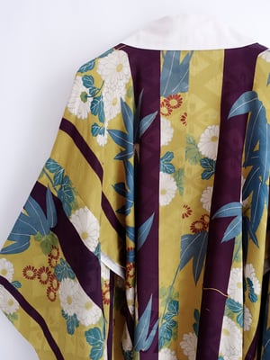 Image of Kimono dame af guliggrøn silke med lilla striber og lotusblomster