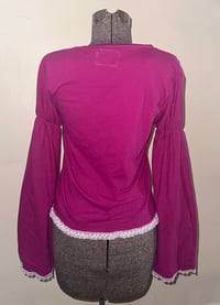 Image 2 of közi long-sleeve cutsew (fuchsia x white)
