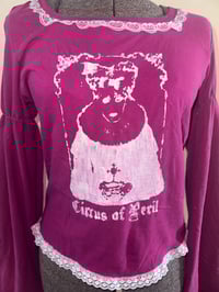 Image 3 of közi long-sleeve cutsew (fuchsia x white)