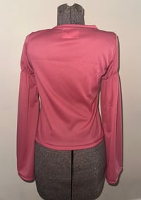 Image 2 of közi long-sleeve cutsew (pink x black)