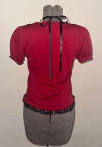 Image 2 of közi short-sleeve cutsew (red x black)