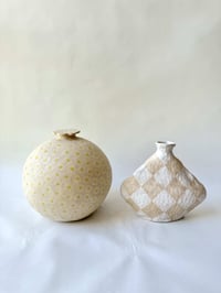 Image 4 of Organic texture Diamond vase- M