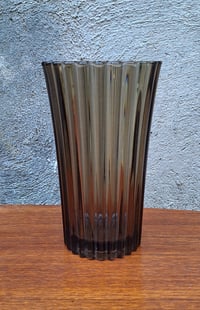 Image 1 of Vase en verre fumé dentelé