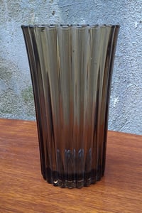Image 4 of Vase en verre fumé dentelé