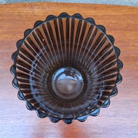 Image 3 of Vase en verre fumé dentelé