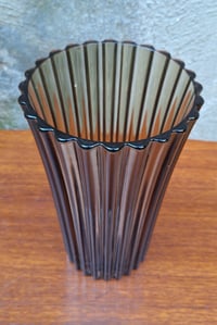 Image 2 of Vase en verre fumé dentelé