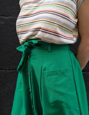 Image of Falda con cinturón y bolsillos