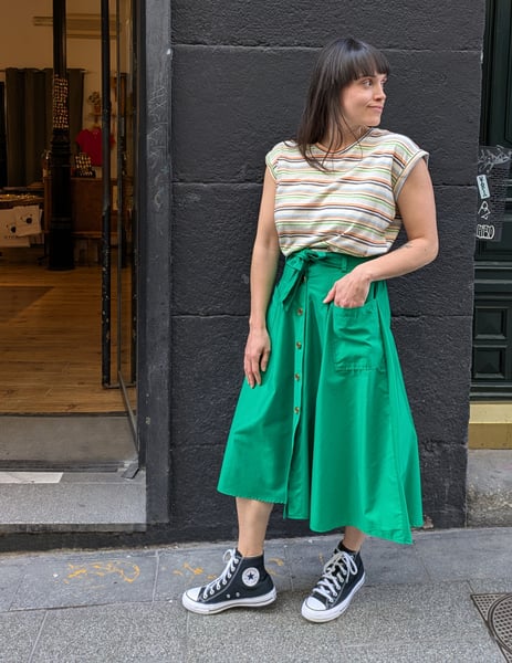 Image of Falda con cinturón y bolsillos
