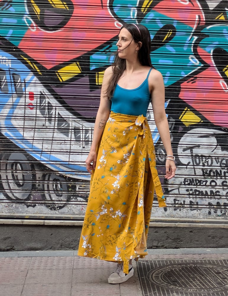 Image of Falda pareo extra larga mostaza ramas y flores