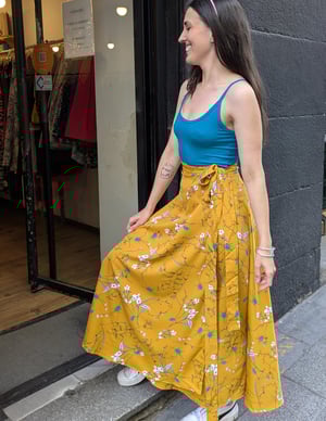 Image of Falda pareo extra larga mostaza ramas y flores