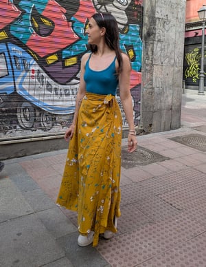 Image of Falda pareo extra larga mostaza ramas y flores