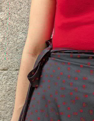 Image of Falda pareo extra larga negra corazones rojos