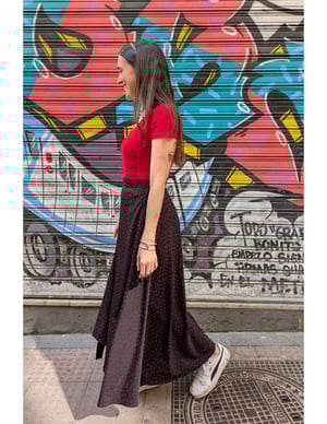 Image of Falda pareo extra larga negra corazones rojos