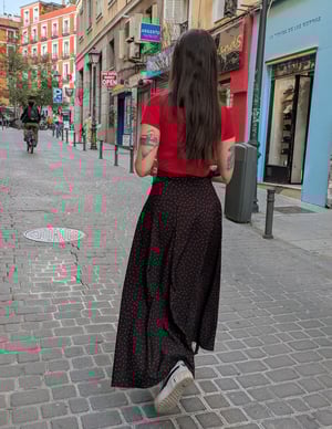 Image of Falda pareo extra larga negra corazones rojos