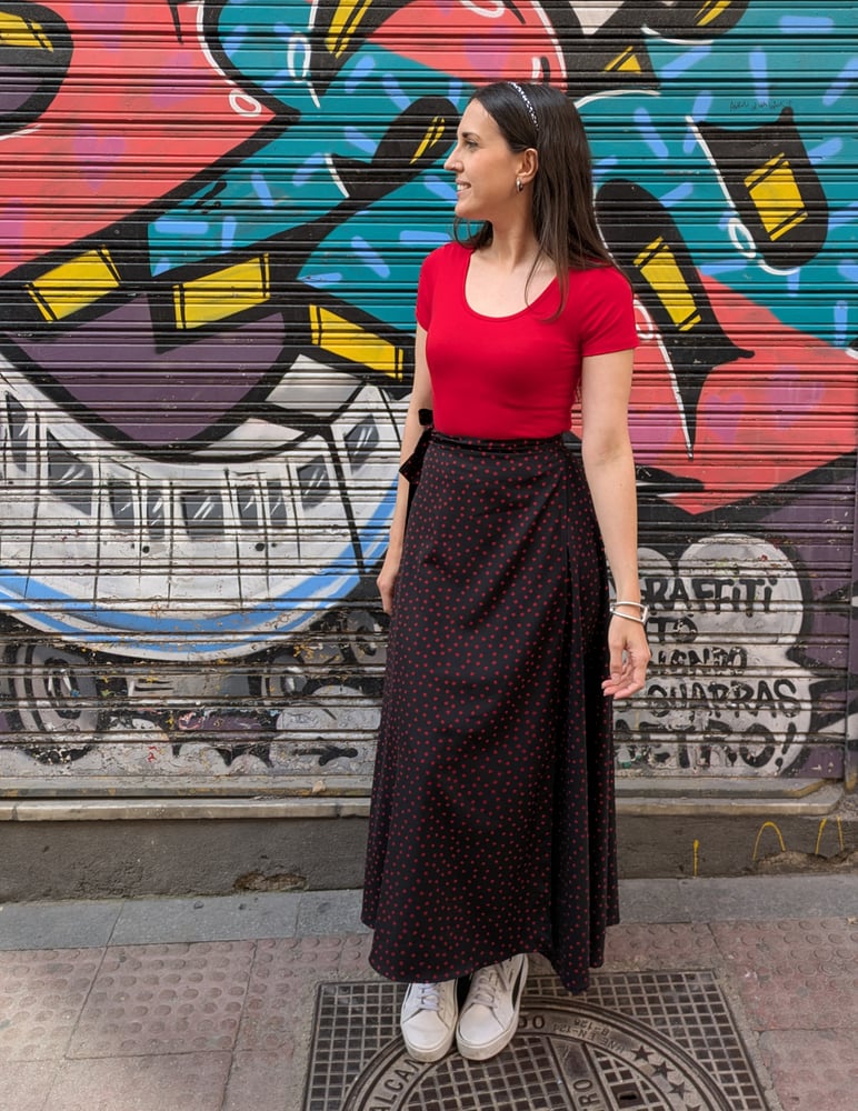 Image of Falda pareo extra larga negra corazones rojos