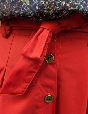 Image of Falda con cinturón y bolsillos roja