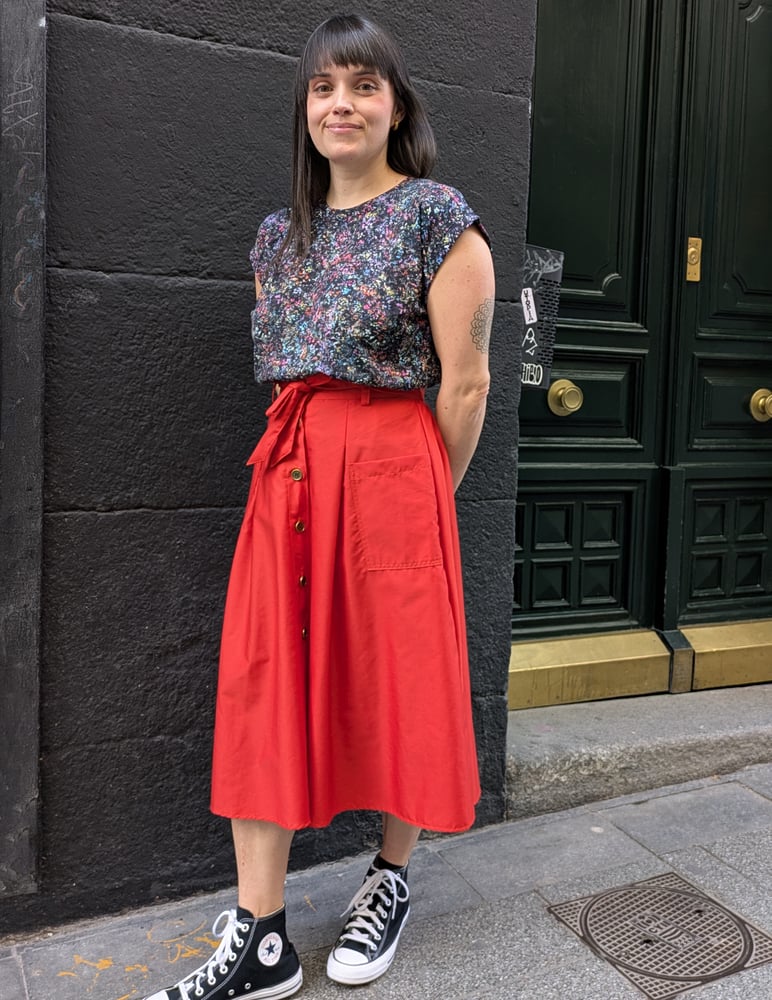 Image of Falda con cinturón y bolsillos roja