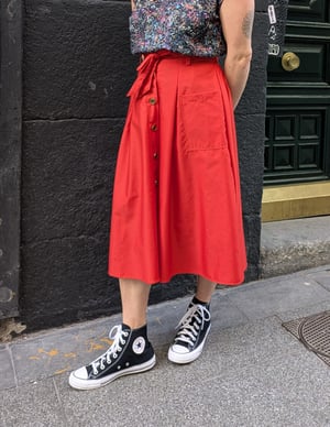 Image of Falda con cinturón y bolsillos roja