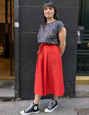 Image of Falda con cinturón y bolsillos roja