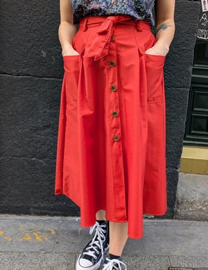 Image of Falda con cinturón y bolsillos roja