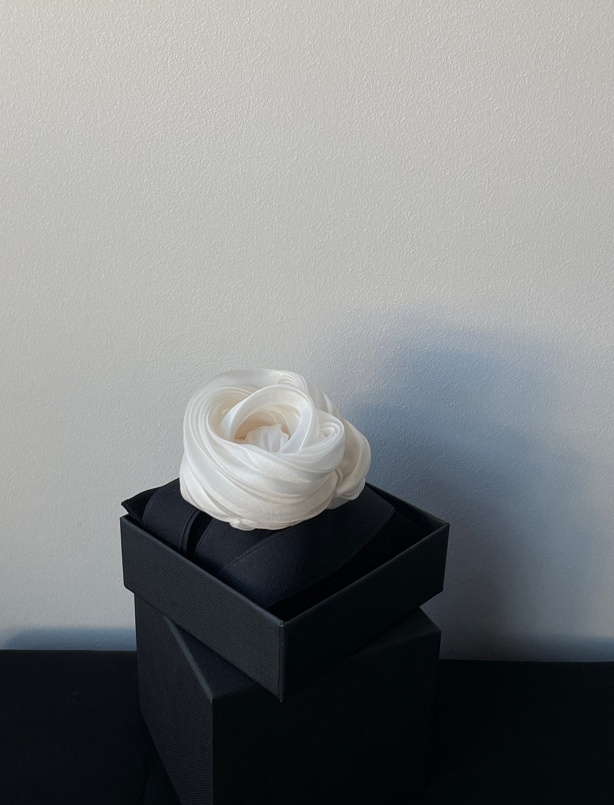 Pleated silk rose choker-off white