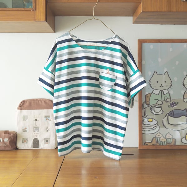 Image of Camiseta rayas con gato bordado en el bolsillo
