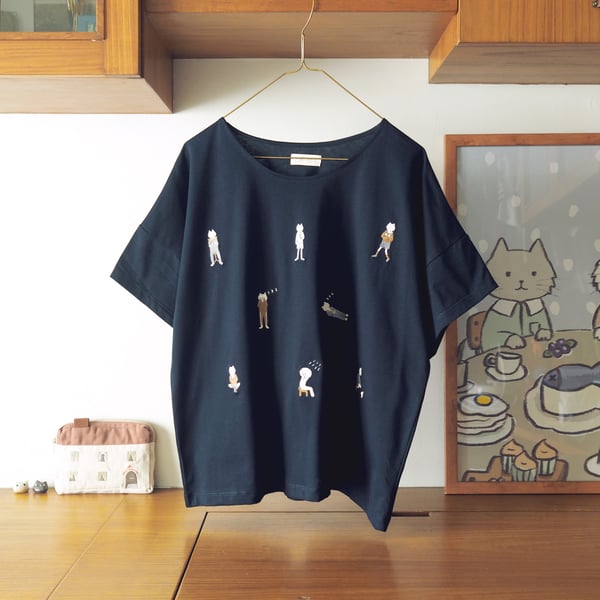 Image of Camiseta azul con gatos bordados