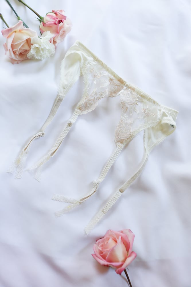 Image of 80s Wacoal Floral Lace Princess Garter (Small)