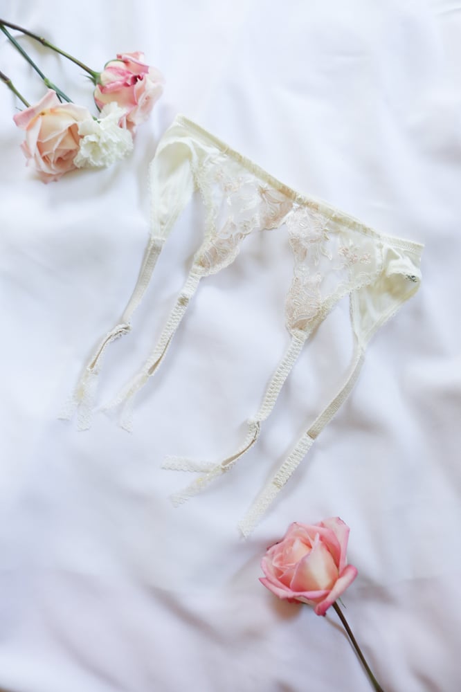 Image of 80s Wacoal Floral Lace Princess Garter (Small)