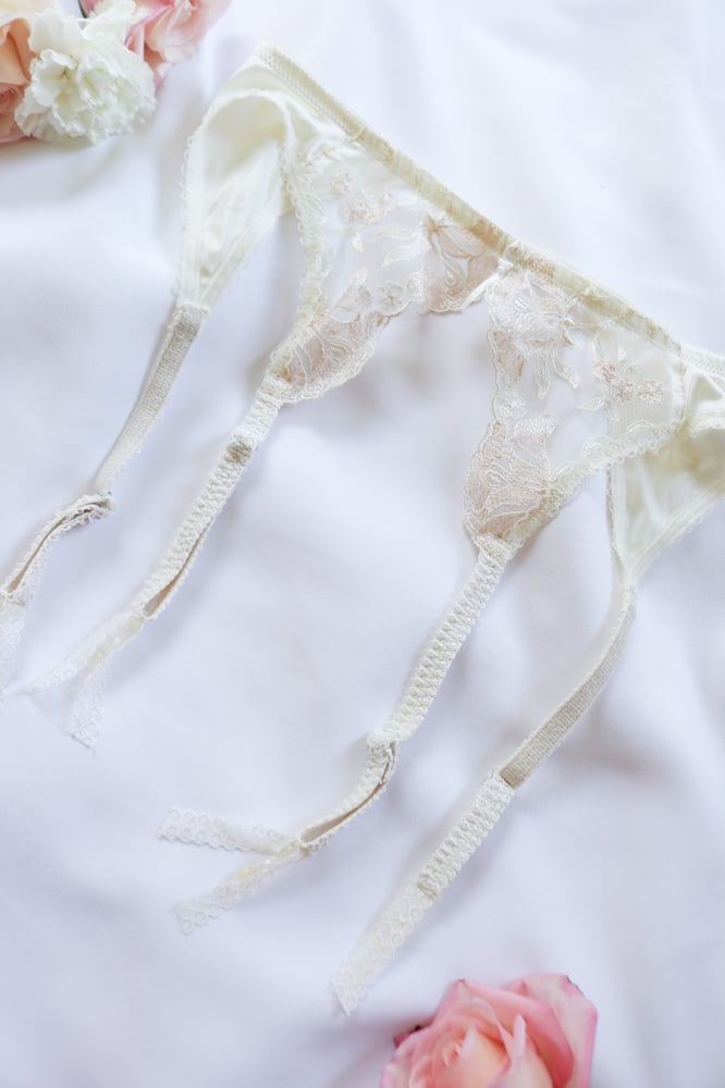 Image of 80s Wacoal Floral Lace Princess Garter (Small)