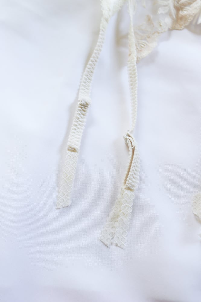 Image of 80s Wacoal Floral Lace Princess Garter (Small)