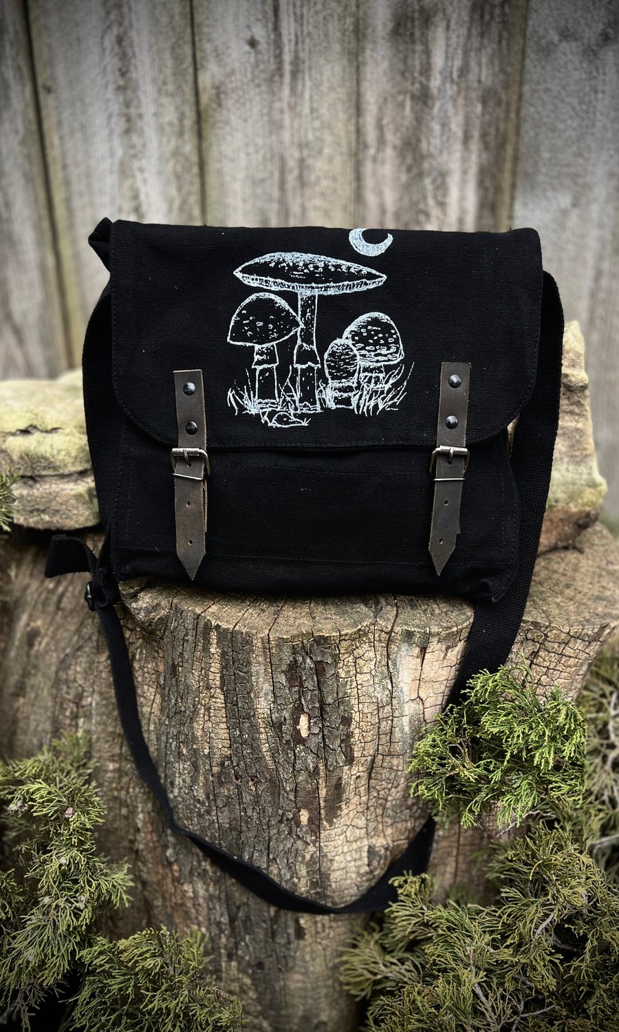 Image of AMANITA MOON CROSSBODY BAG