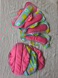 Image 2 of Linen Pad Set for Teens & Petites - Retro Daisy