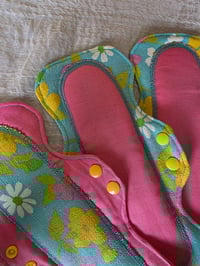 Image 3 of Linen Pad Set for Teens & Petites - Retro Daisy