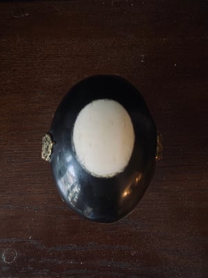 Image of Boîte à bijoux en forme d'oeuf en laiton et os - 1920/1930
