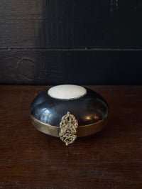 Image 1 of Boîte à bijoux en forme d'oeuf en laiton et os - 1920/1930