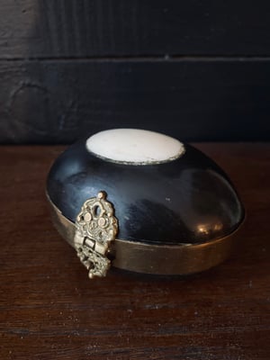 Image of Boîte à bijoux en forme d'oeuf en laiton et os - 1920/1930